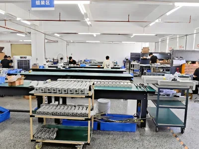 稻润工厂实拍：组装区全景，工位整齐排布、模组半成品有序流转