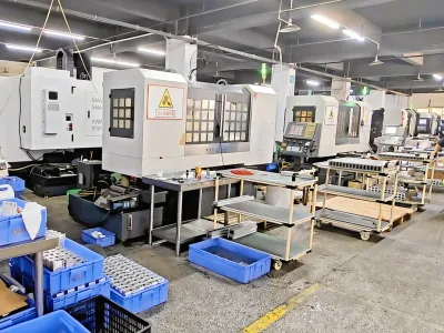 稻润工厂实拍：CNC 加工区，成排加工中心与警示标识