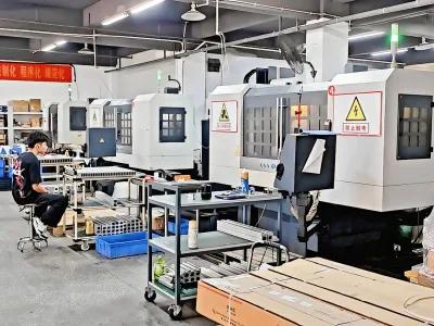 稻润工厂实拍：CNC 加工区，多台加工中心与操作中的工人