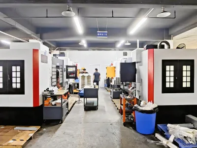 稻润工厂实拍：磨床加工区，两台精密磨床对称列队